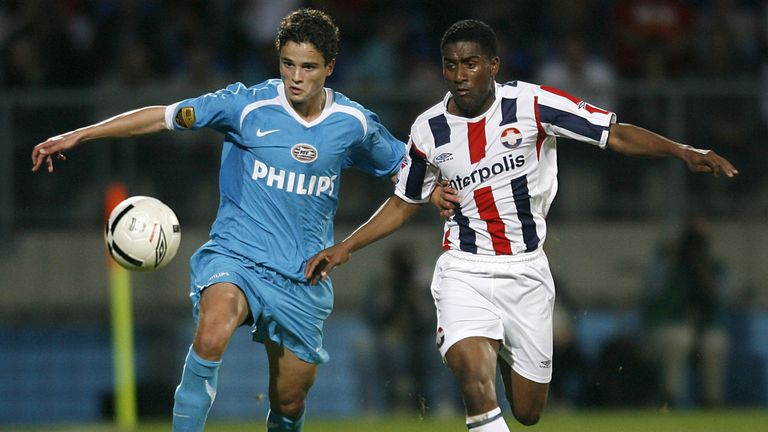 Ibrahim Afellay in het lichtblauwe uittenue van het seizoen 2006-2007 (foto: OrangePictures).