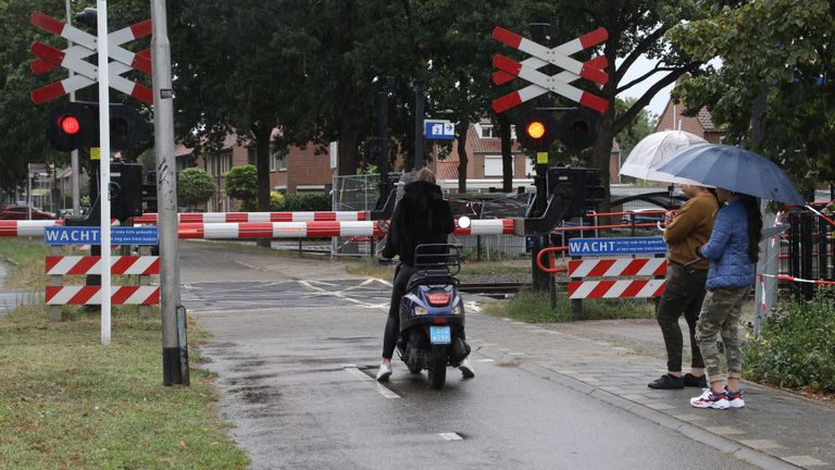 Deze mensen wachten wel voor de gesloten bomen (foto: Gabor Heers/ SQ Vision)