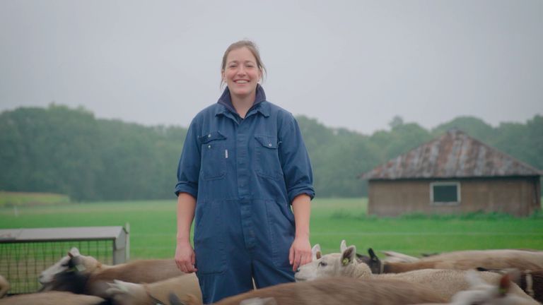 Veearts Rianne tussen de schapen.