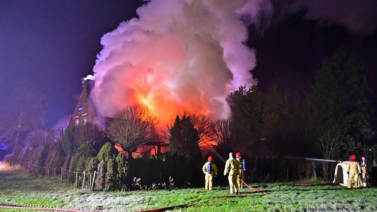 Het huis aan het Peelven in Sterksel brandde tot de grond toe af (foto: Rico Vogels/SQ Vision).
