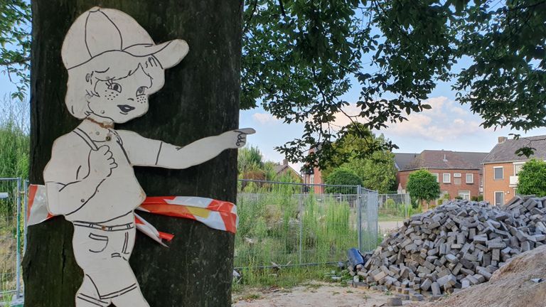 Bordjes zijn op de bomen gehangen die gekapt zouden worden (foto: Lola Zopfi).