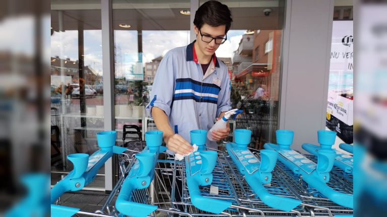 Tim maakt alle gebruikte karretjes schoon (foto: Ista van Galen).