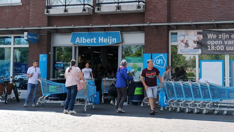 Opstopping voor de Albert Heijn in Oirschot (foto: Ista van Galen).