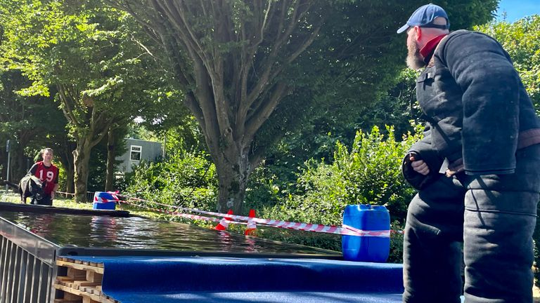 De waterbak met een aanval op de boef is een van de hindernissen (foto: Tonnie Vossen)