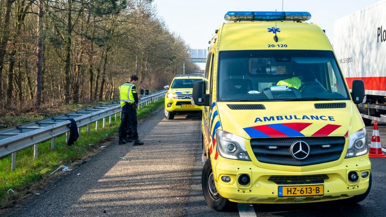 Vanwege het ongeluk op de A27 werd ook een ambulance opgeroepen (foto: Marcel van Dorst/SQ Vision).