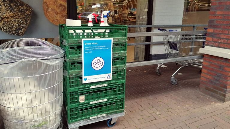 Desinfectiespray staat klaar voor de Aldi in Son en Breugel (foto: Ista van Galen).