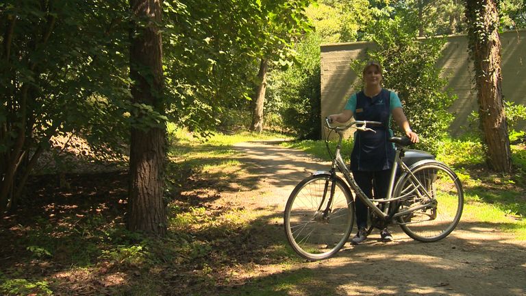 Sylvia maakt dagelijks zo'n 25 bedden op.