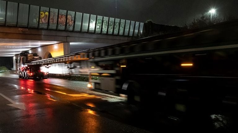 Om de wissels op de juiste plek te krijgen, was speciaal transport nodig (foto: Gerrit Serné).