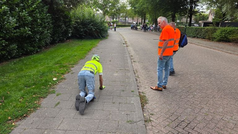 Jos (76) kruipt dwars door Schijndel (foto: Noël van Hooft).