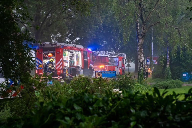 Twee van de vele brandweerwagens die werden ingezet (foto: Iwan van Dun/SQ Vision).