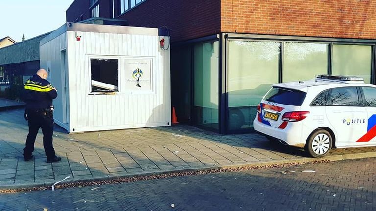 De politie doet onderzoek bij de vernielde sneltestlocatie in Beek en Donk (foto: Facebook politie Gemert-Bakel en Laarbeek).