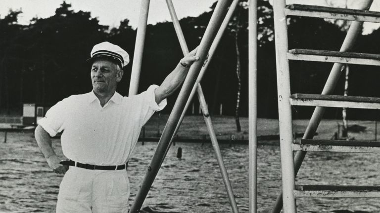 Henk van der Pas, badmeester bij de IJzeren Man (foto: collectie Nationaal Monument Kamp Vught).