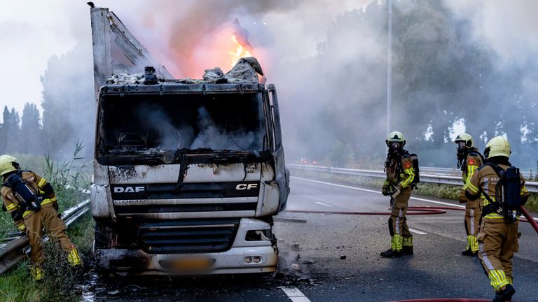 De vrachtwagen op de A27 ging in vlammen op (foto: Marcel van Dorst/SQ Vision).