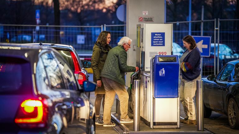 Aardig wat mensen komen bedrogen uit deze zondagavond bij de pomp in Best: de benzine is op (foto: SQ Vision).