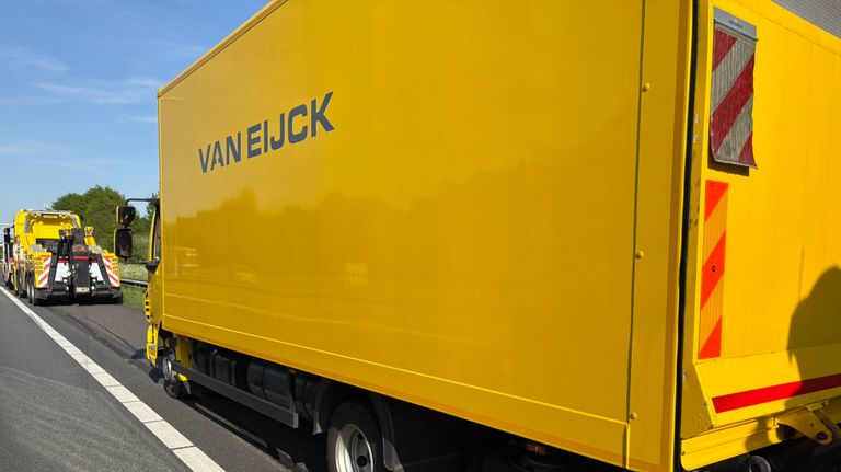 Het bergen van de vrachtwagen en dieseltanker (foto: Weginspecteur Ivo).