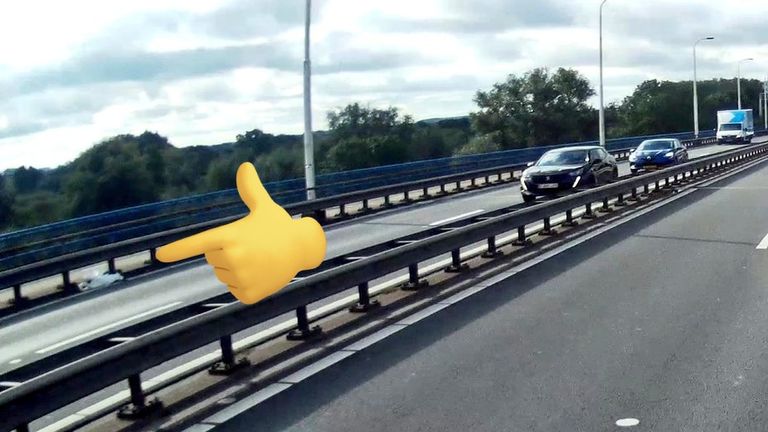 De zwaan lag op de Merwedebrug bij Sleeuwijk (foto: Twitter Tonnie on Tour).