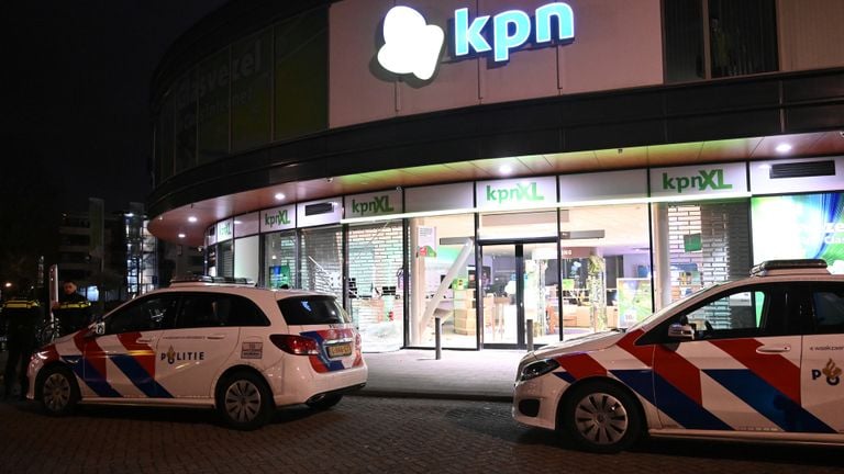De politie doet onderzoek naar de ramkraak in Breda (foto: Perry Roovers/SQ Vision).