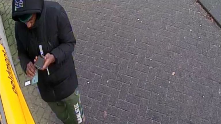 Van de rekening van de bejaarde vrouw uit Deurne werden honderden euro's gepind (foto: politie).