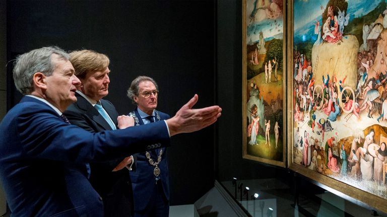 Charles de Mooij (links) geeft tijdens de opening van de Bosch-expo uitleg aan Koning Willem-Alexander en Ton Rombouts, toenmalig burgemeester van Den Bosch (foto: Marc Bolsius).