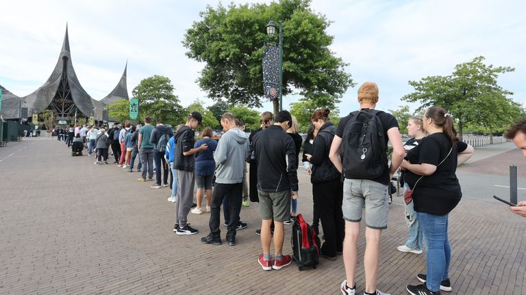 Een enorme rij bij de Efteling (foto: Bart Meesters.)