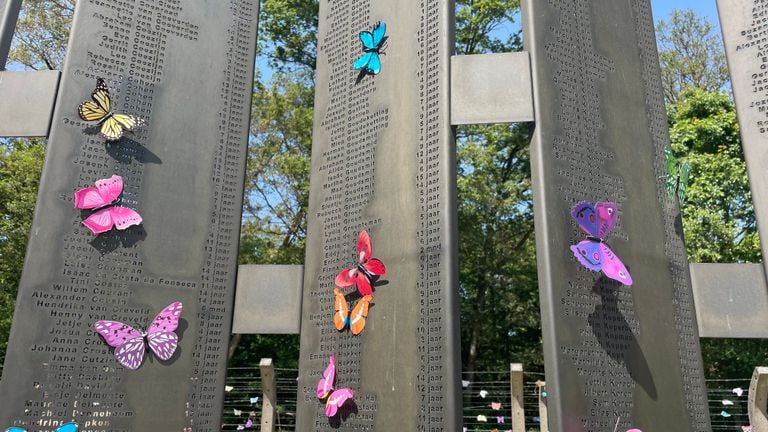 Vlinders tussen de  namen op het kindermonument in Nationaal Monument Kamp Vught
