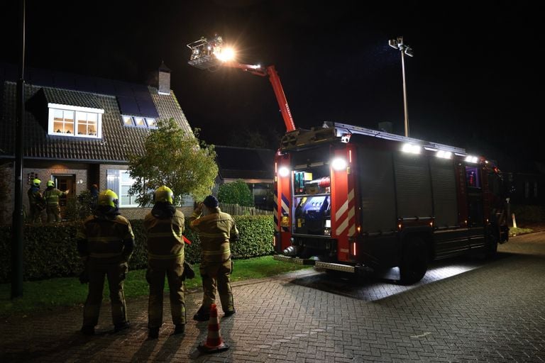 De brandweer bij het huis aan de Roderweg in Liempde (foto: Sander van Gils/SQ Vision).