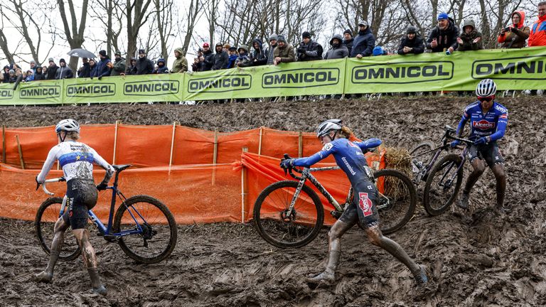 Een gevecht in de modder was het NK veldrijden in Zaltbommel (foto: ANP / Bas Czerwinski).