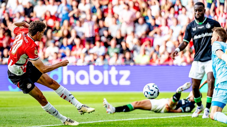 Guus Til scoort de 3-3 in de Johan Cruijff Schaal (foto: Marcel van Dorst).