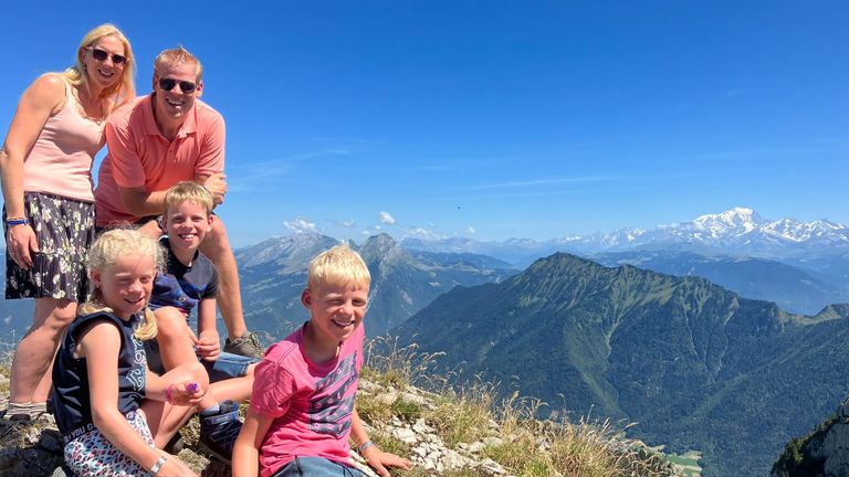 Carin, haar man en hun drie kinderen op vakantie (foto: Carin Vergeer)