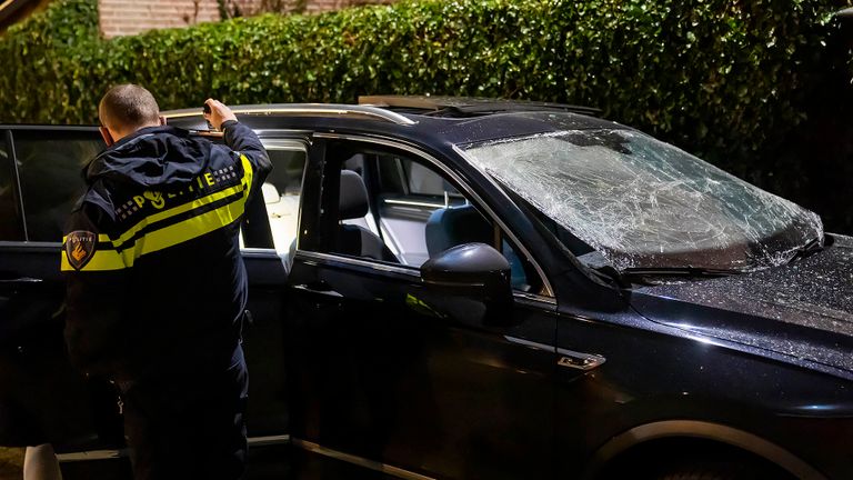 De politie doet onderzoek bij de auto in Oss waar de explosie plaatsvond (foto: Gabor Heeres/SQ Vision).