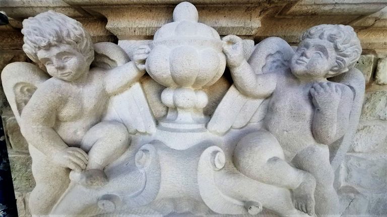 Twee engeltjes aan de gevel van de Grote Kerk in Breda. (foto: Raoul Cartens)