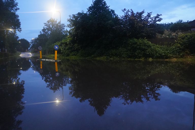 Een aantal straten in Rosmalen is voorlopig afgesloten (foto: Bart Meesters/Meesters Multi Media/SQ Vision).