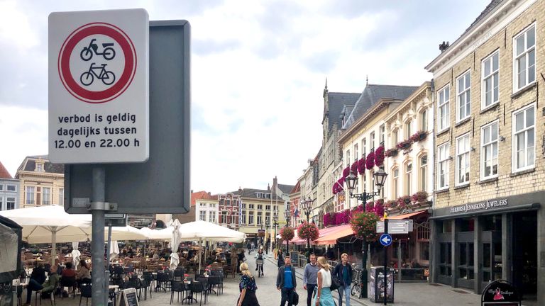 Volgens de horecaondernemers hangen de borden te hoog (foto: Erik Peeters)