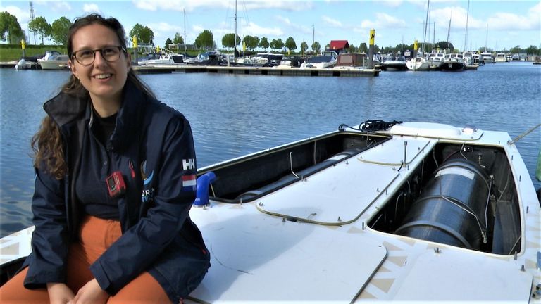 Mandy Vermeijs op de boot met achter zich de twee tanks met waterstof erin. (foto: Raoul Cartens)