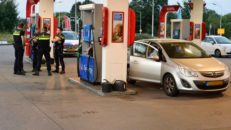 Agenten bij het tankstation aan de Graaf Engelbertlaan in Breda (foto: Perry Roovers/SQ Vision).