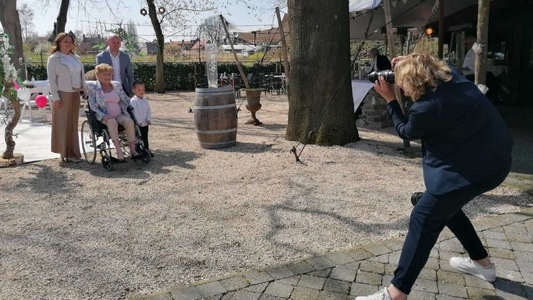 Een fotoshoot zodat Anny toch nog op de trouwfoto's staat.