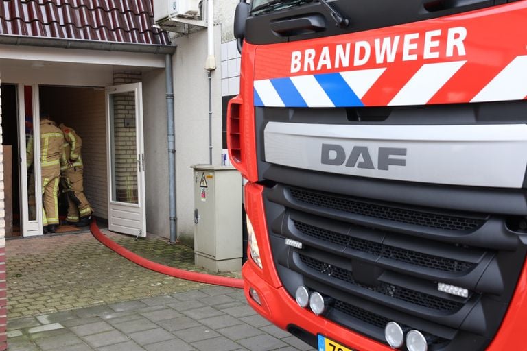 De brandweer pompte de liftschacht met een dompelpomp leeg (foto: Sander van Gils/SQ Vision).