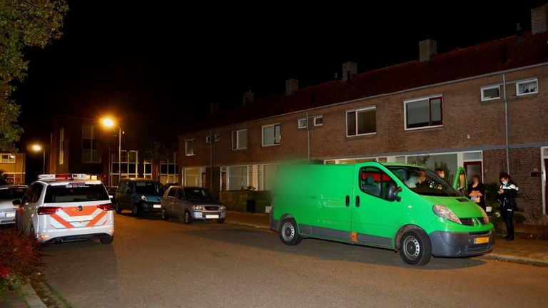 De politie doet onderzoek na de beroving op de Robert Scottstraat in Den Bosch (foto: Bart Meesters).
