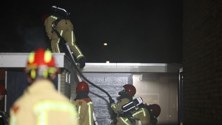 De smeulbrand woedde in het dak van de garage in Son (foto: Sander van Gils/SQ Vision).