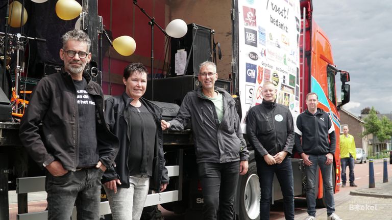 Carlo van Hout en de andere initiatiefnemers van de veiling. (foto: Jos Verkuijlen)