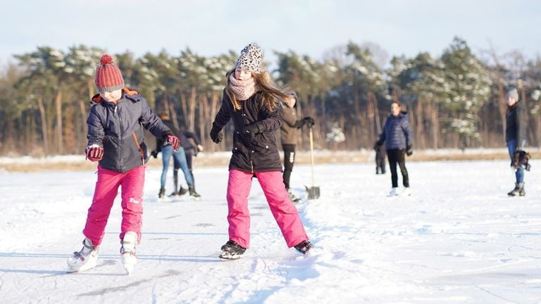 Volgens de KNSB kunnen we dit weekend zorgeloos schaatsen op plassen (foto: Rob van Kaathoven).