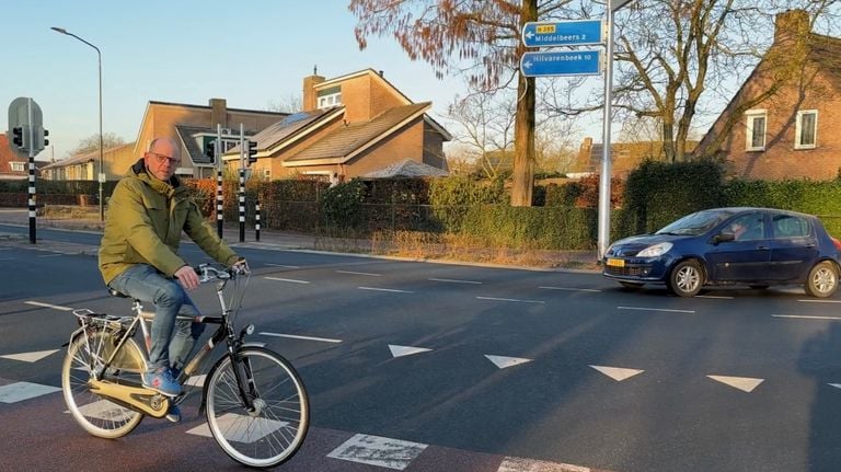 Maarten Smits van de Dorpsraad Oostelbeers en een auto die af wil slaan (foto: Rogier van Son).