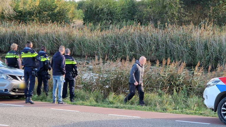 Zoektocht langs de A59 bij Waalwijk. (Foto: Noël van Hooft)