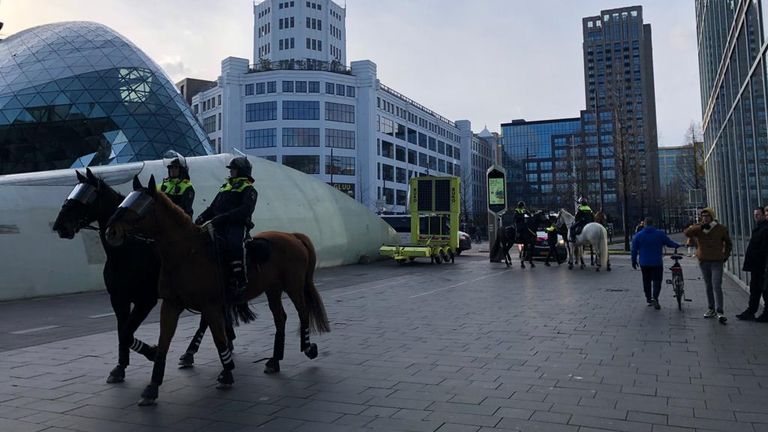 Drukte op het 18 Septemberplein in Eindhoven (foto: René van Hoof).