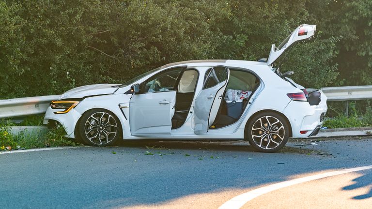 De auto crashte op de toerit van de A27 bij Nieuwendijk (foto: Jurgen Versteeg/SQ Vision).