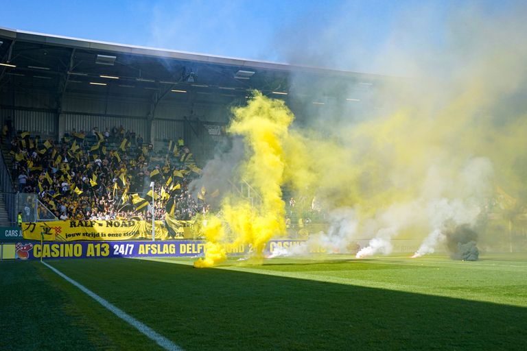 Het uitvak met de NAC-supporters achter het spandoek voor Ralf Seuntjens.