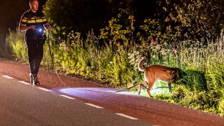 Agenten zochten in de omgeving nog naar de verdwenen chauffeur (foto: Jack Brekelmans/SQ Vision).