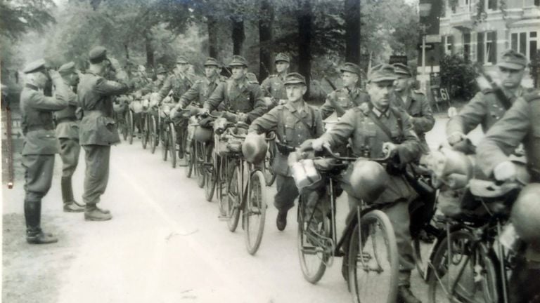 Duitse commandanten begroeten de troepen op 8 mei 1945