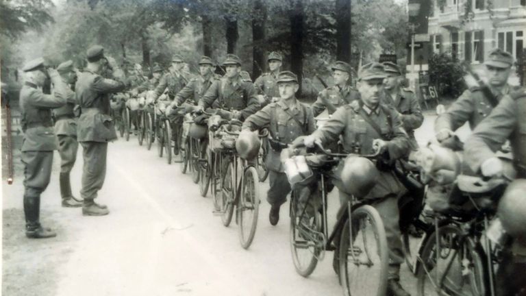 Duitse commandanten begroeten de troepen op 8 mei 1945 (foto:particuliere collectie)