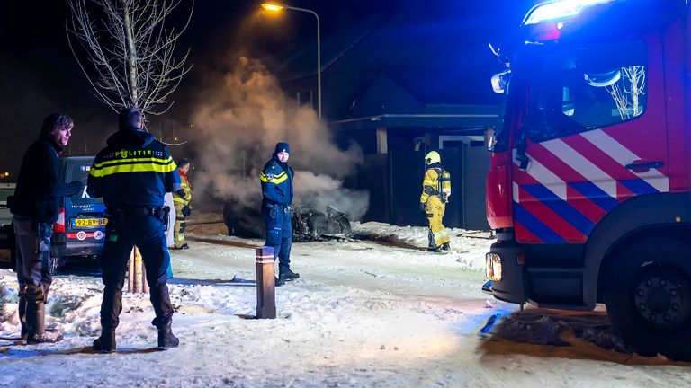 De politie doet onderzoek naar de autobrand in Oss (foto: Gabor Heeres/SQ Vision).